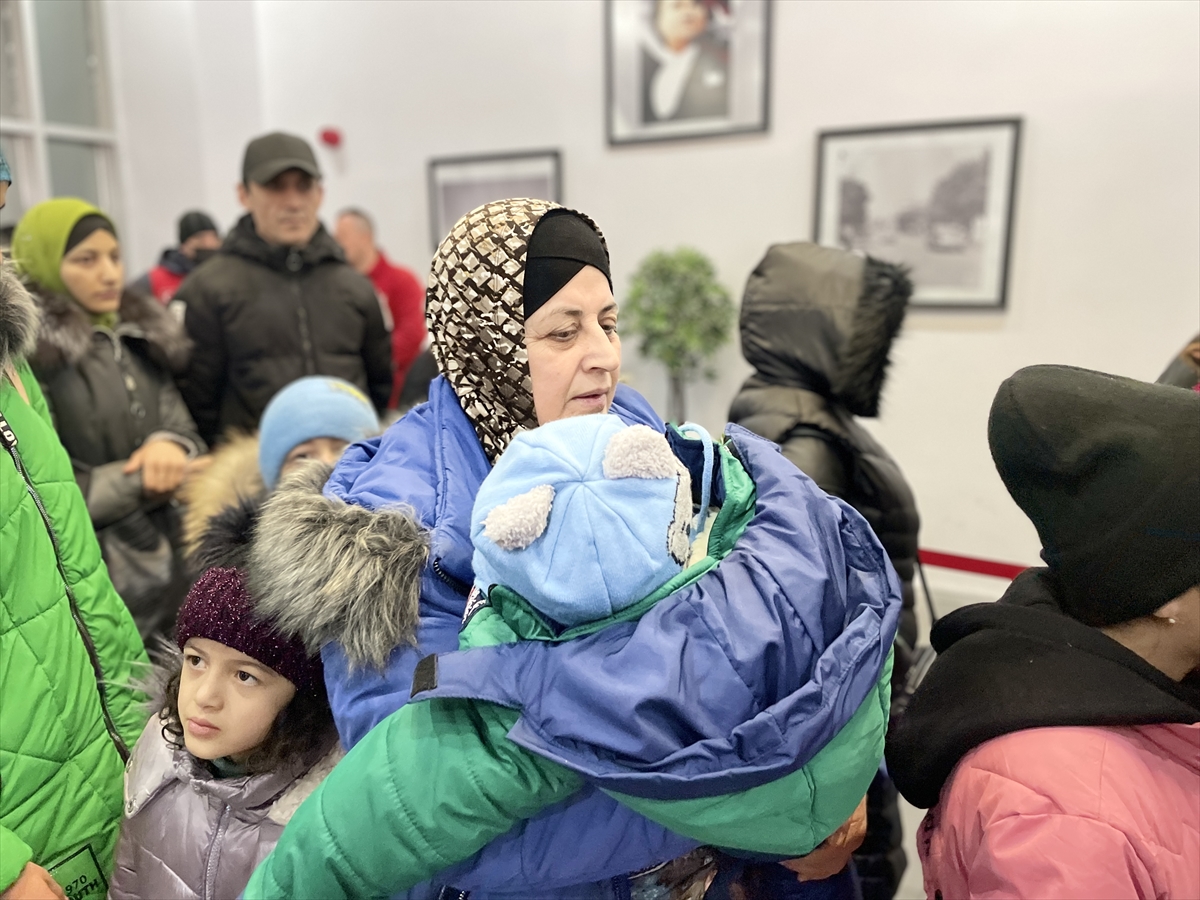 Ukrayna'dan gelen Ahıska Türkleri savaşta bıraktıkları çocukları için gözyaşı döktü