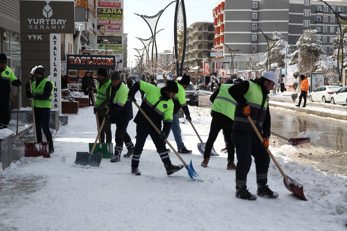 Van'da belediye ekipleri karla mücadeleyi halaylarla eğlenceye dönüştürdü