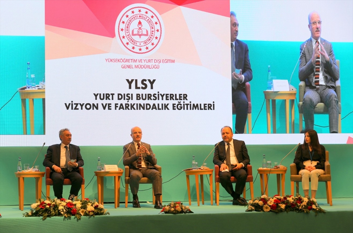 YÖK Başkanı Özvar, yurt dışında eğitim alacak bursiyer öğrencilerle buluştu: