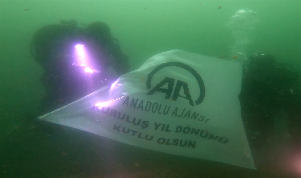 AA'nın 102. kuruluş yılına denizin derinliklerinde pankartlı kutlama