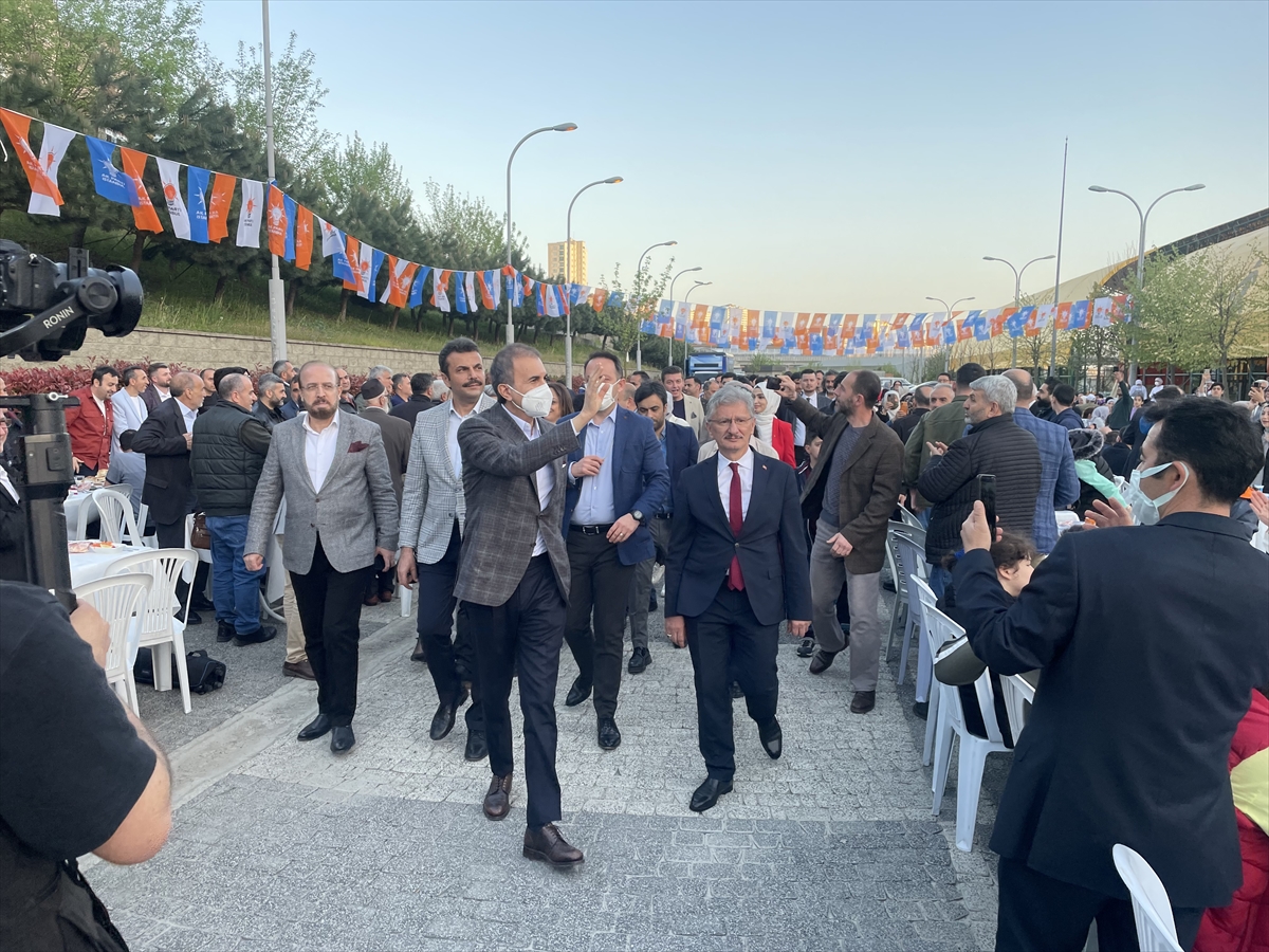 AK Parti Sözcüsü Ömer Çelik, Başakşehir'de iftar programına katıldı: