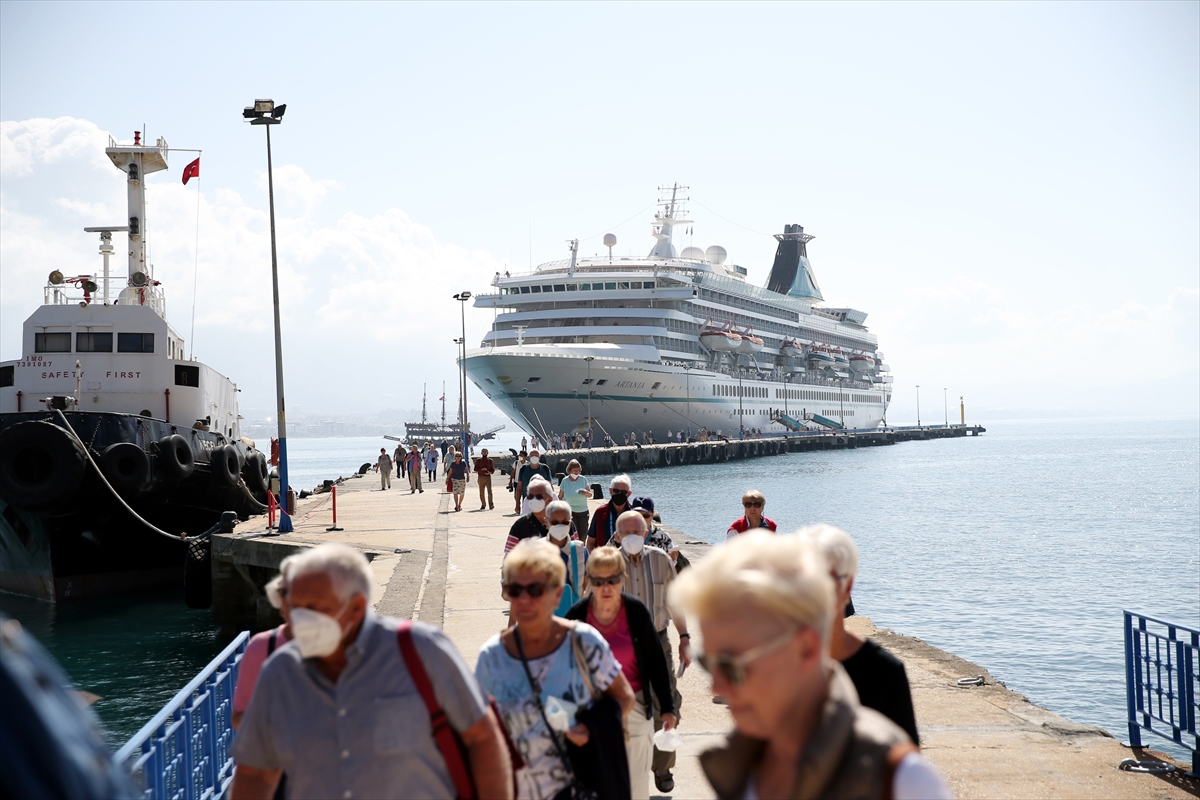 Alanya'ya yılın ilk kruvaziyeri geldi