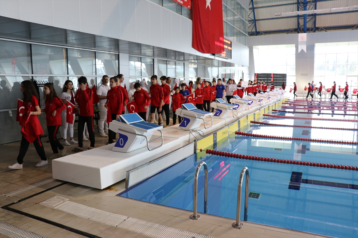 Anadolu Yıldızlar Ligi Yüzme Yarışları'nda yarı final müsabakaları Karabük'te başladı