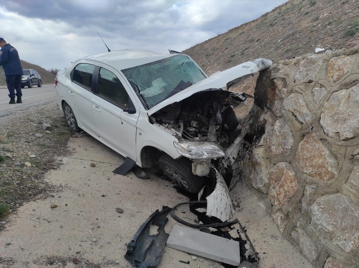 Ankara'da otomobilin istinat duvarına çarptığı kazada 1 kişi öldü