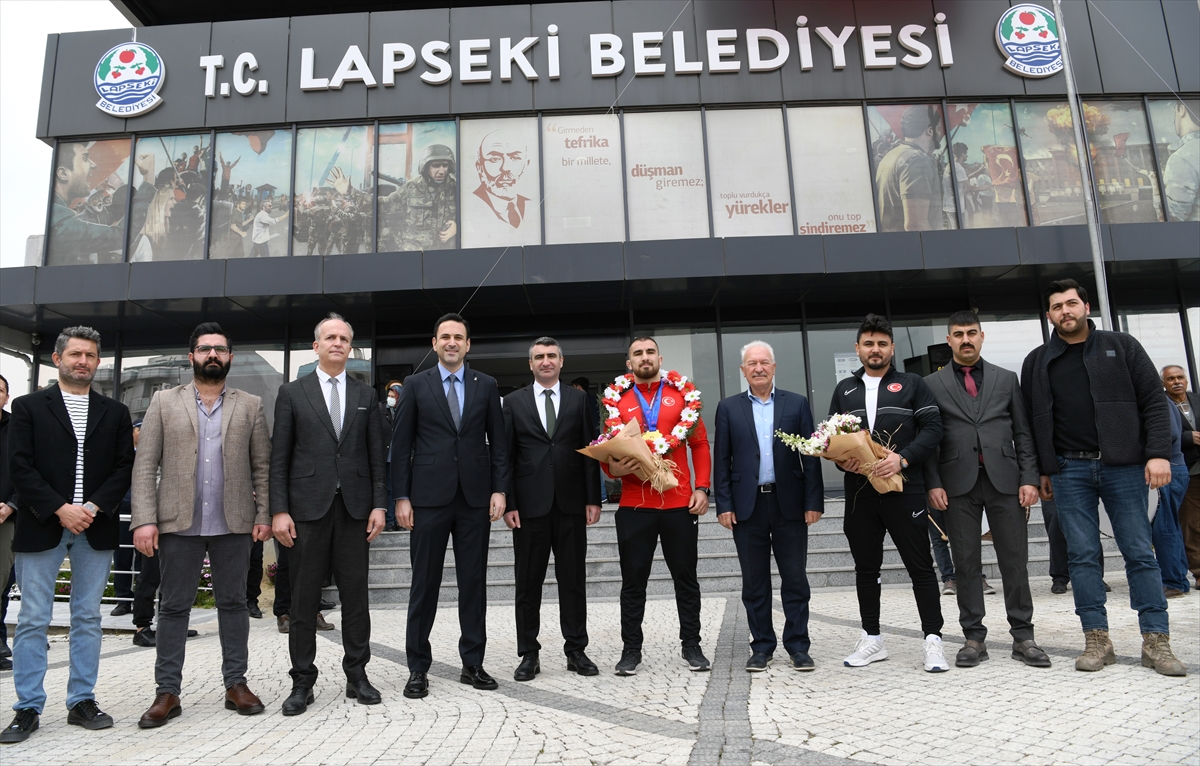 Avrupa şampiyonu milli güreşçi Feyzullah Aktürk'e Lapseki'de karşılama töreni yapıldı