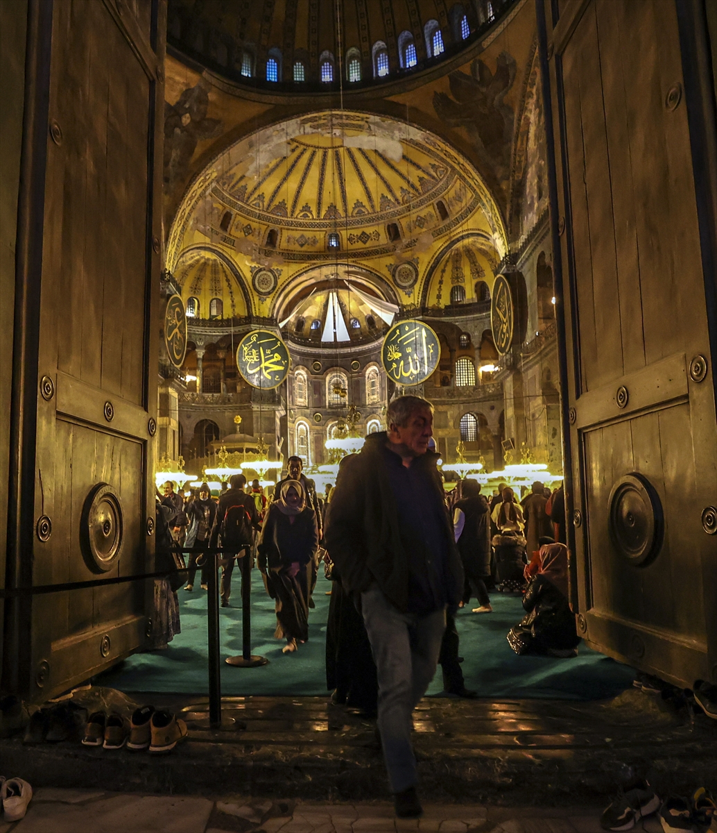 Ayasofya-i Kebir Camii'nin tahrip olan imparator kapısı onarıldı