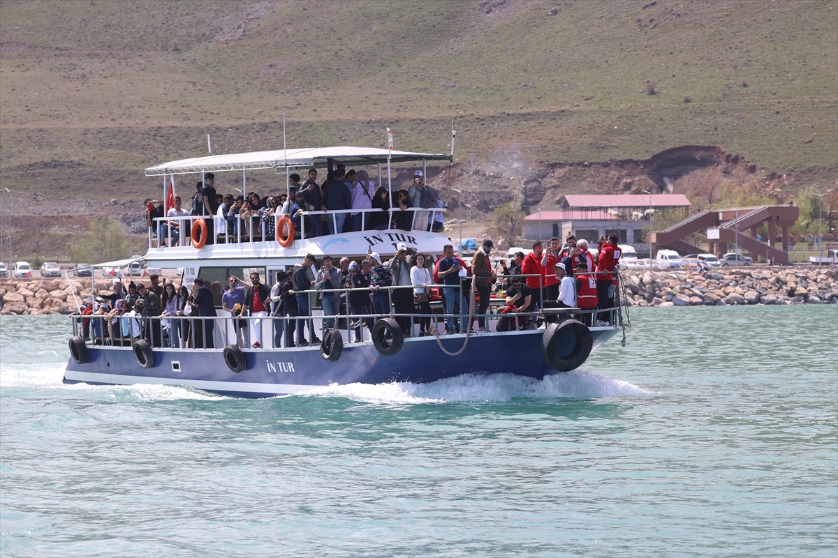 Baharın renklerine bürünen Akdamar Adası'nda “Badem Çiçeği Festivali” düzenlendi