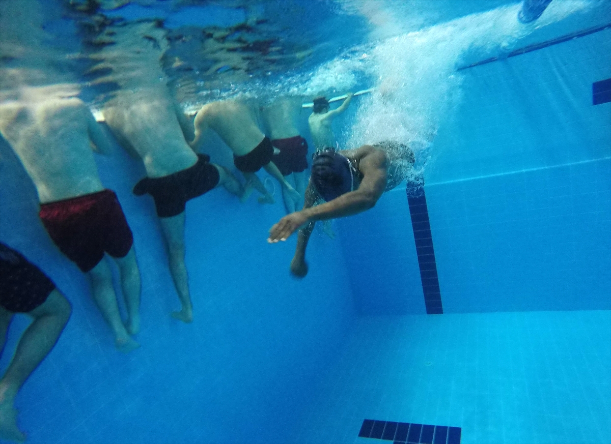 Bursa'da yurtta kalan üniversiteli gençlere yüzme eğitimi veriliyor