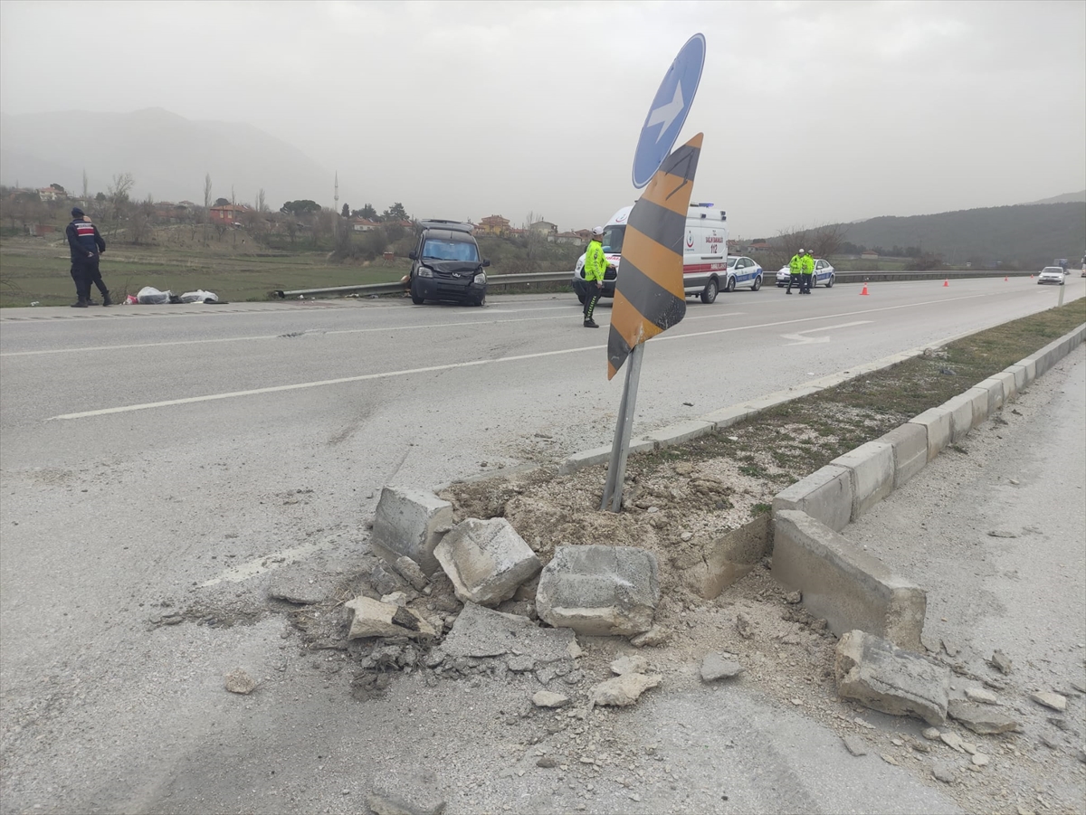 Çorum'da refüje çarpan otomobildeki 1 kişi öldü, 2 kişi yaralandı