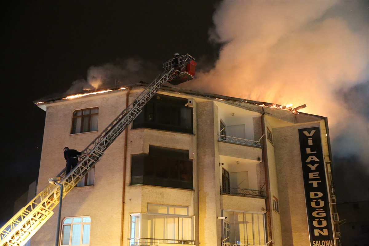 Elazığ'da binanın çatısında çıkan yangın hasara neden oldu