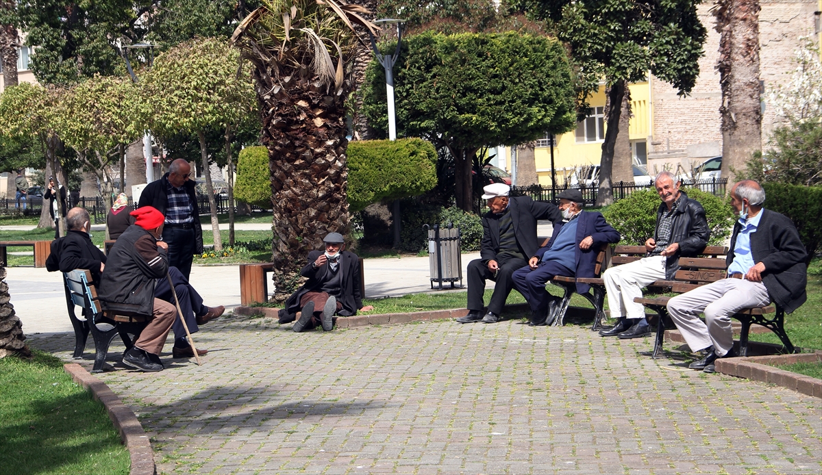 En uzun orucun tutulduğu Sinop'ta ramazanın ilk günü park ve sahillerde yoğunluk