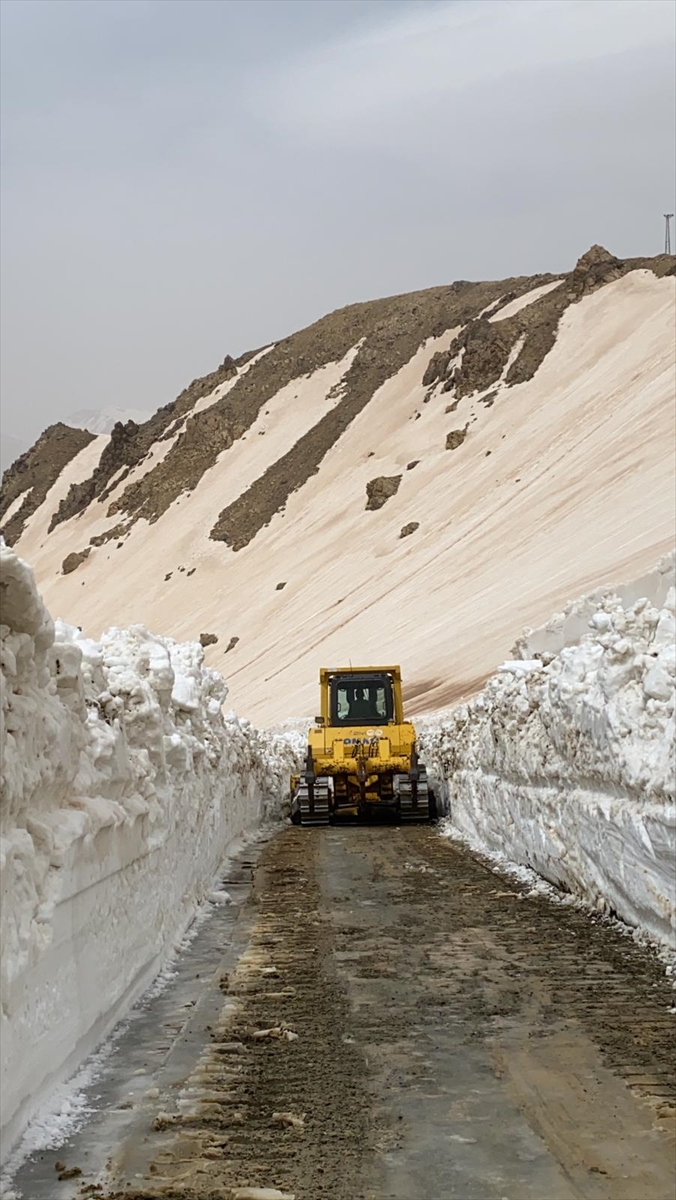 Hakkari'de üs bölgesi yolunda metrelerce karla mücadele sürüyor