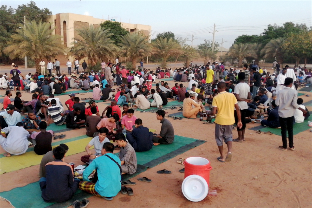 Hayrat İnsani Yardım Derneği, Sudan'da 2000 kişiye iftar verdi