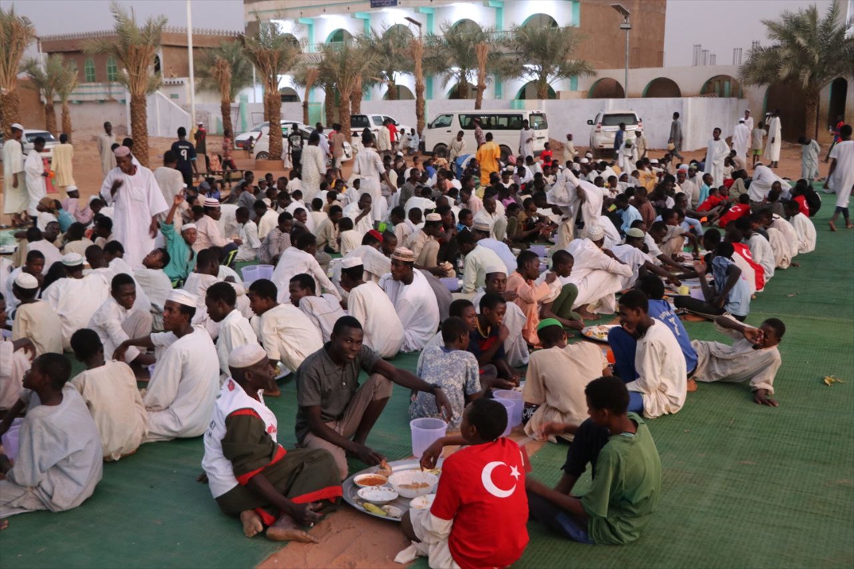 Hayrat Vakfı, Sudan'da Kur'an eğitimi alan 1500 öğrenciye iftar verdi