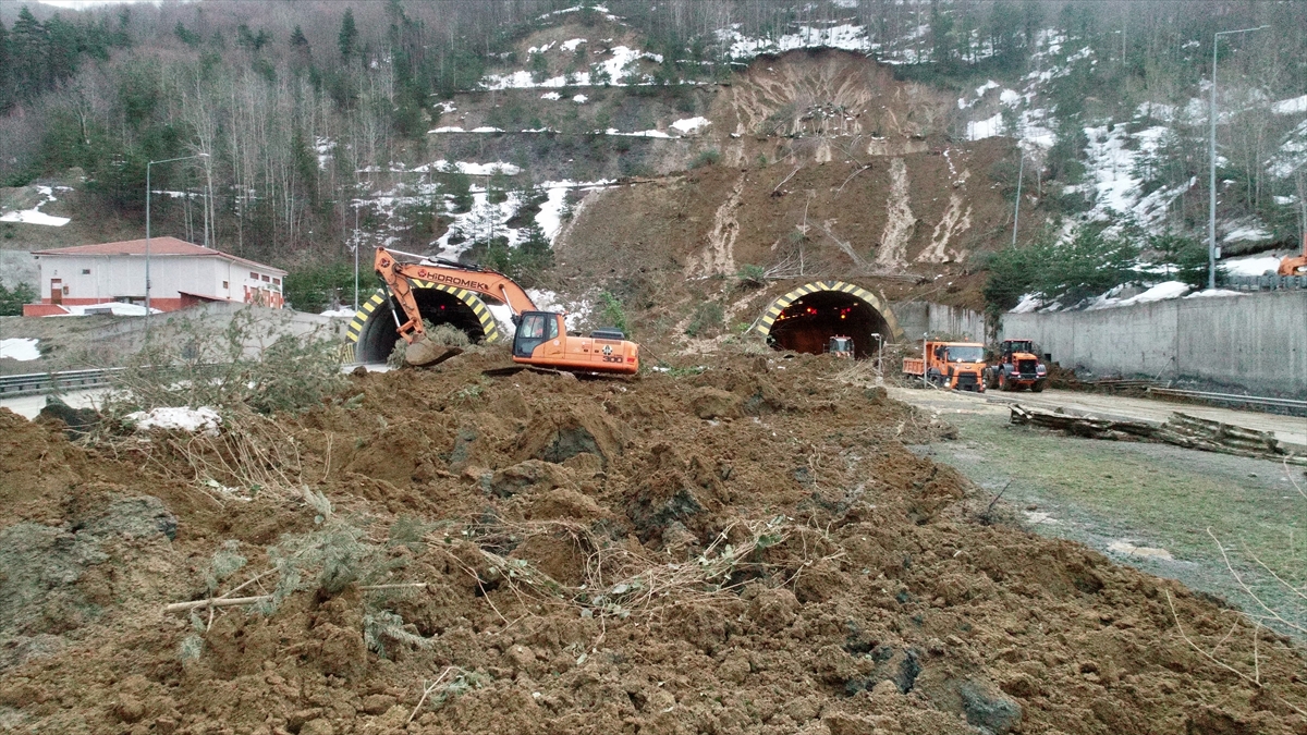 GÜNCELLEME – Heyelan sonrası Bolu Dağı Tüneli'nde yol açma çalışmaları sürüyor