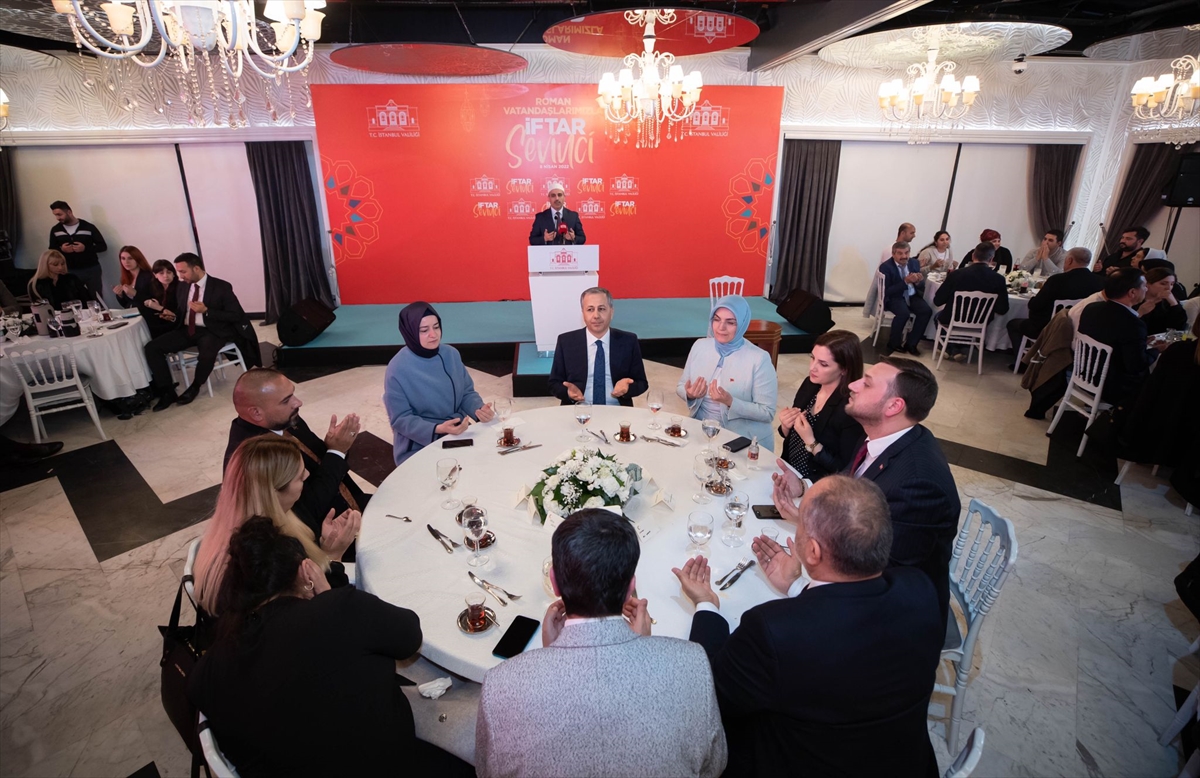 İstanbul'da Dünya Romanlar Günü dolayısıyla iftar programı düzenlendi