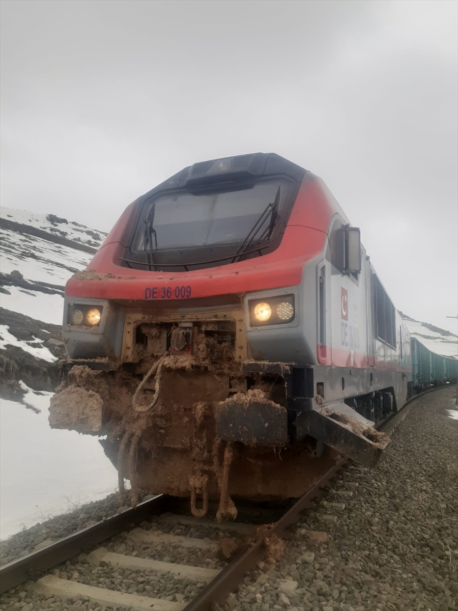 Kars'ta heyelan sonucu tren seferleri aksadı