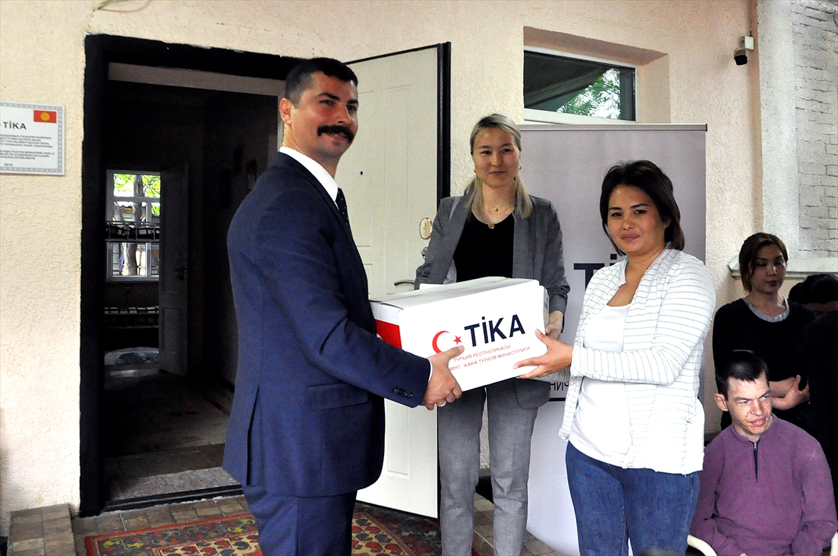 Kırgızistan'da Türk elçilik mensuplarının eşleri engelli çocuklara ilgi gösterdi