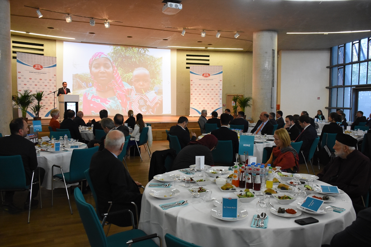 Köln'de Türkler ve Almanlar birlikte iftar yaptı