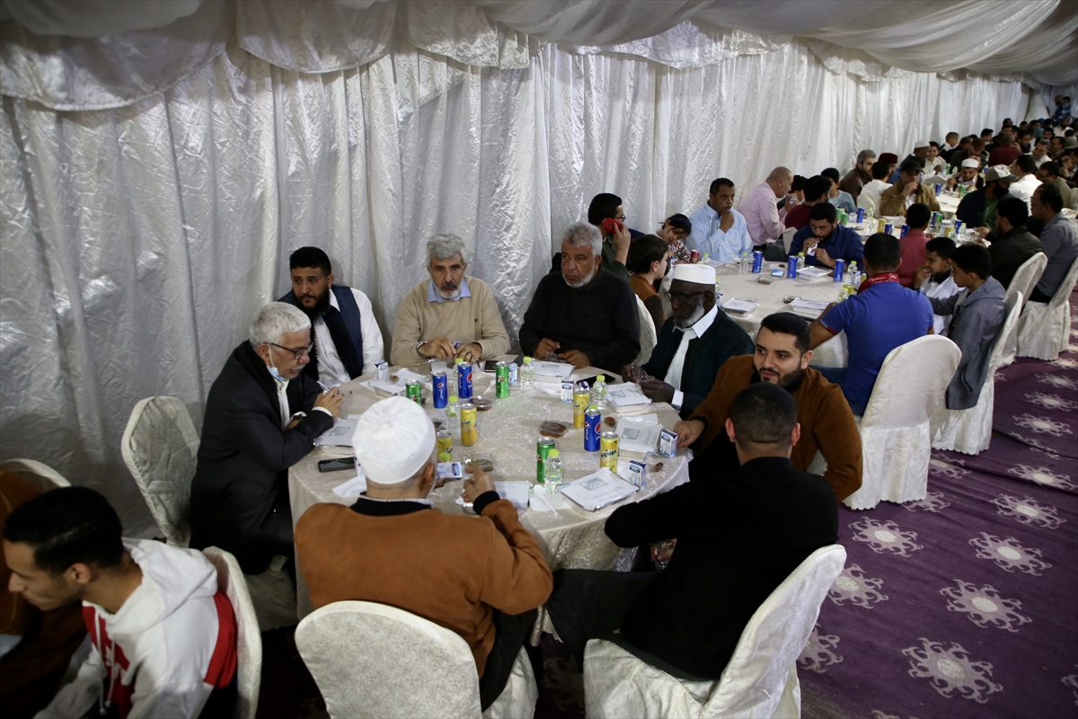 Libya’da yerlerinden edilen 1000’e yakın Libyalı, TİKA’nın iftar programında bir araya geldi