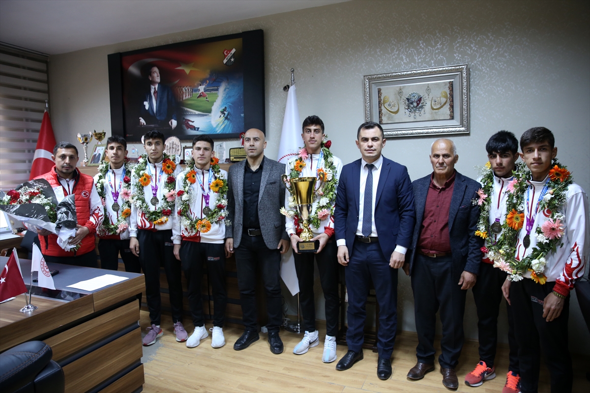 Liselerarası Dünya Kros Şampiyonası'nda birinci olan Bitlisli atletler kente döndü