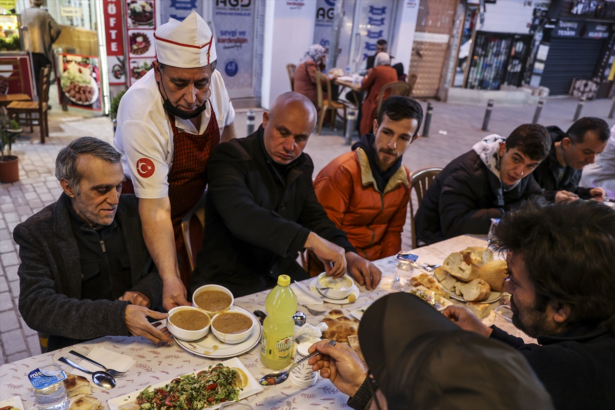 Muhtardan ihtiyaç sahiplerine lokantada ücretsiz iftar