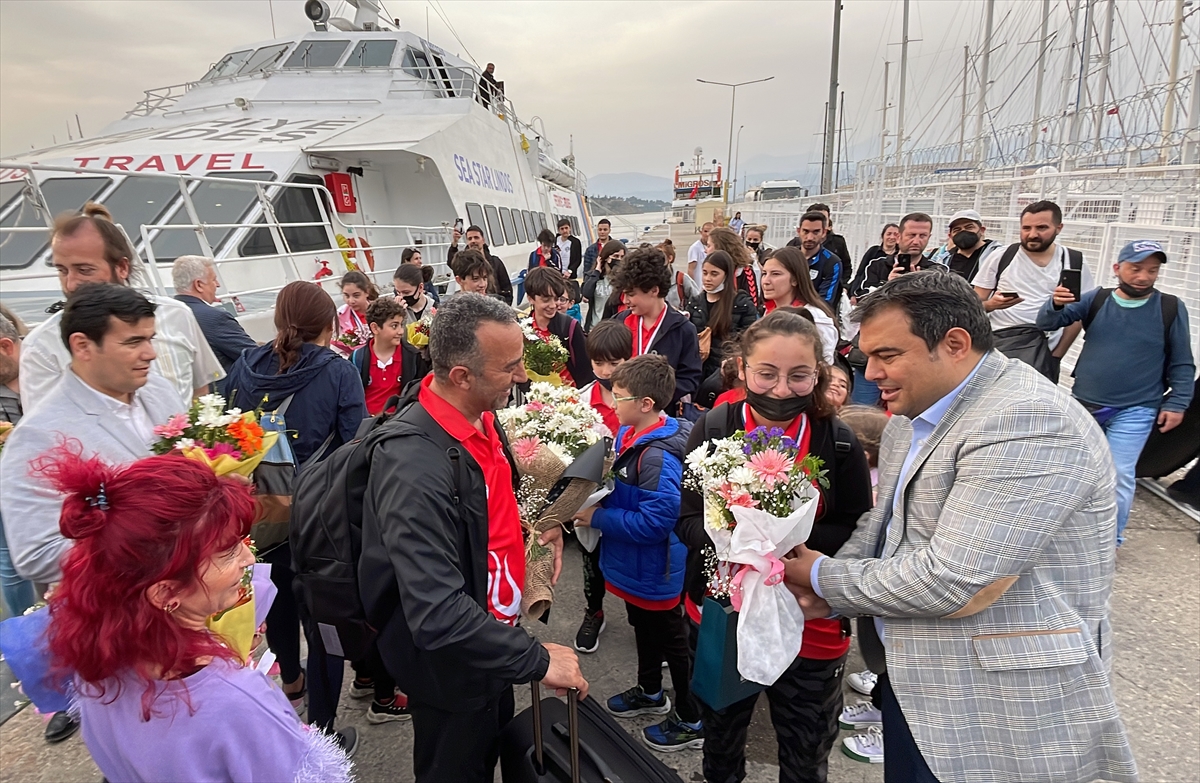 Okullar Avrupa Şampiyonu Satranç Milli Takımı, çiçeklerle karşılandı