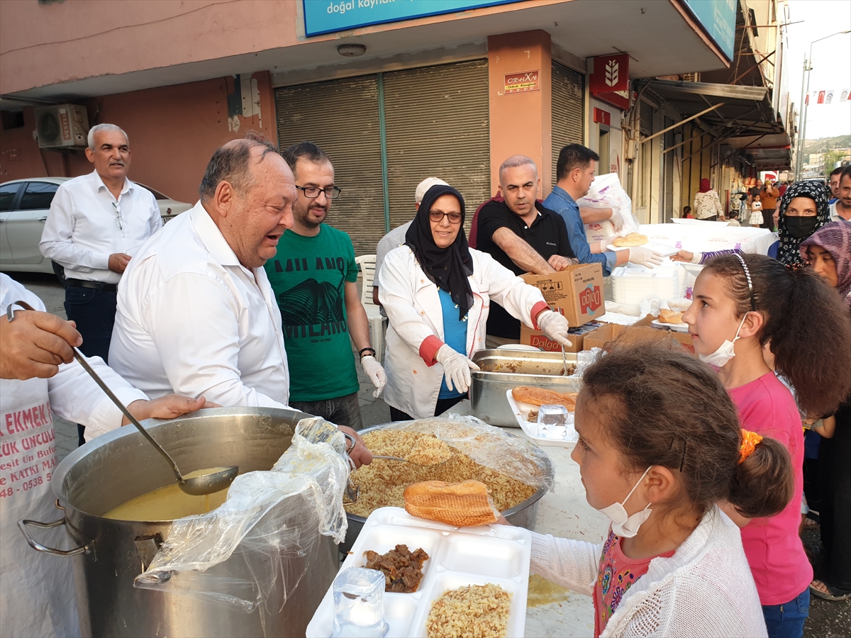 Osmaniye’de geleneksel sokak iftarı