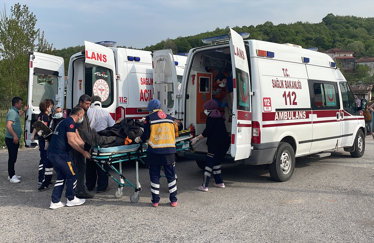 Sakarya'da kamyon özel halk otobüsüne çarptı, 11 kişi yaralandı