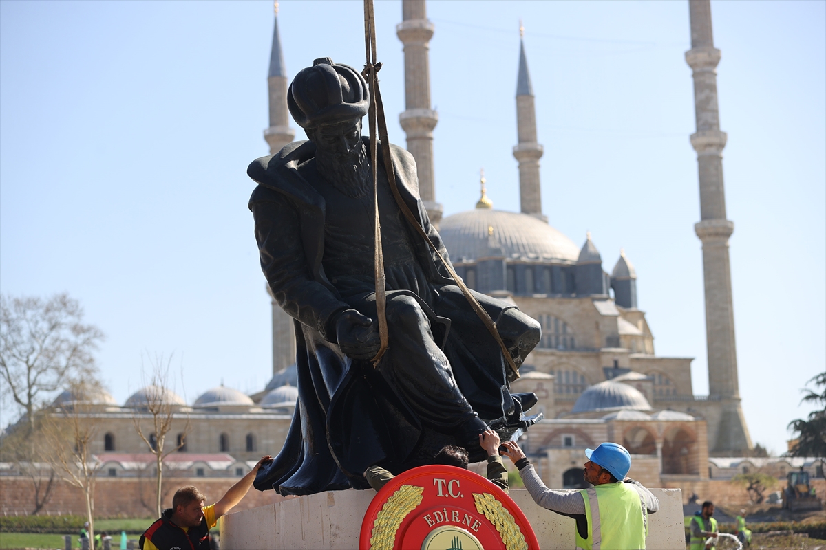 Selimiye Meydanı düzenlenmesi kapsamında kaldırılan Mimar Sinan heykeli yerine konuldu