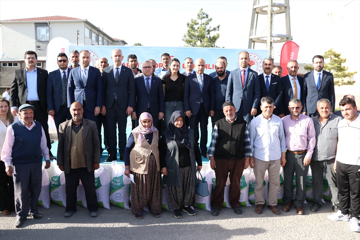 Tarım ve Orman Bakanı Vahit Kirişci, Niğde'de fasulye tohumu dağıttı: