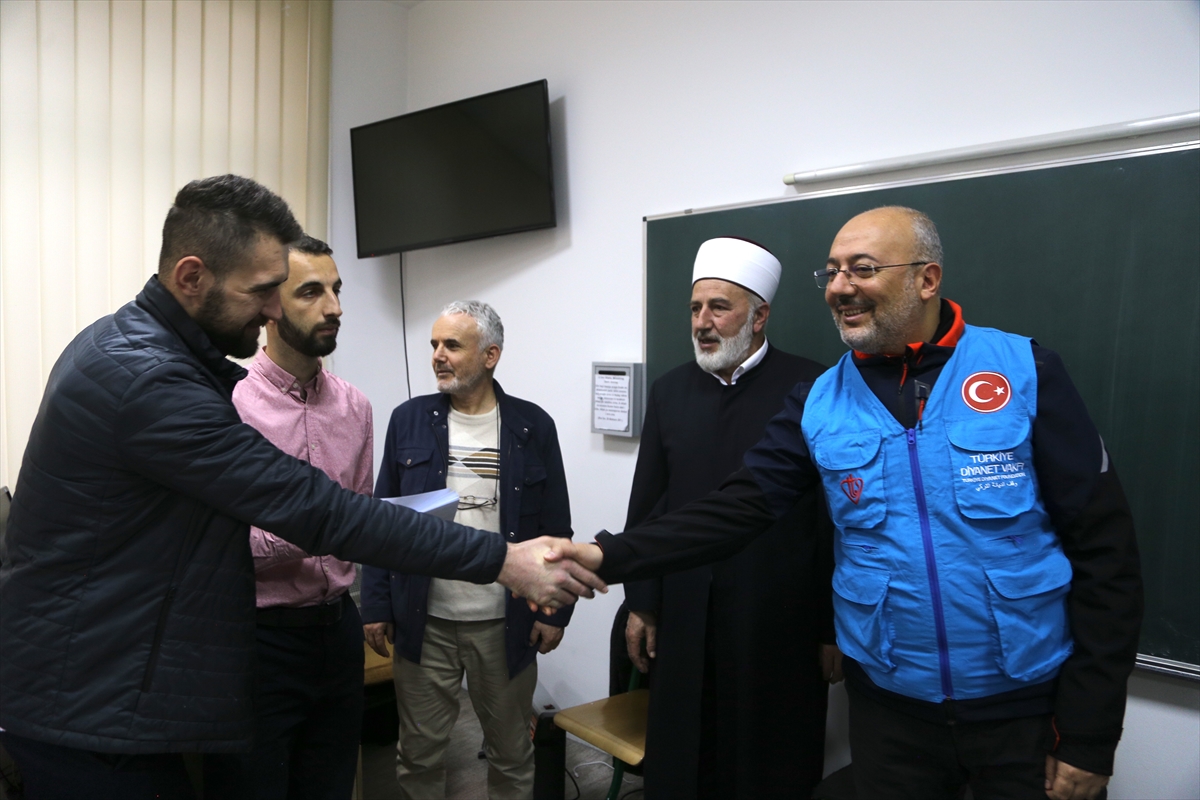 TDV ile DİTİB'ten Bosna'da hafızlık eğitimi alan öğrencilere nakdi yardım yapıldı