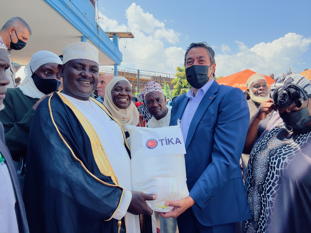 TİKA, Uganda'da 1000 aileye ramazan kumanyası dağıttı