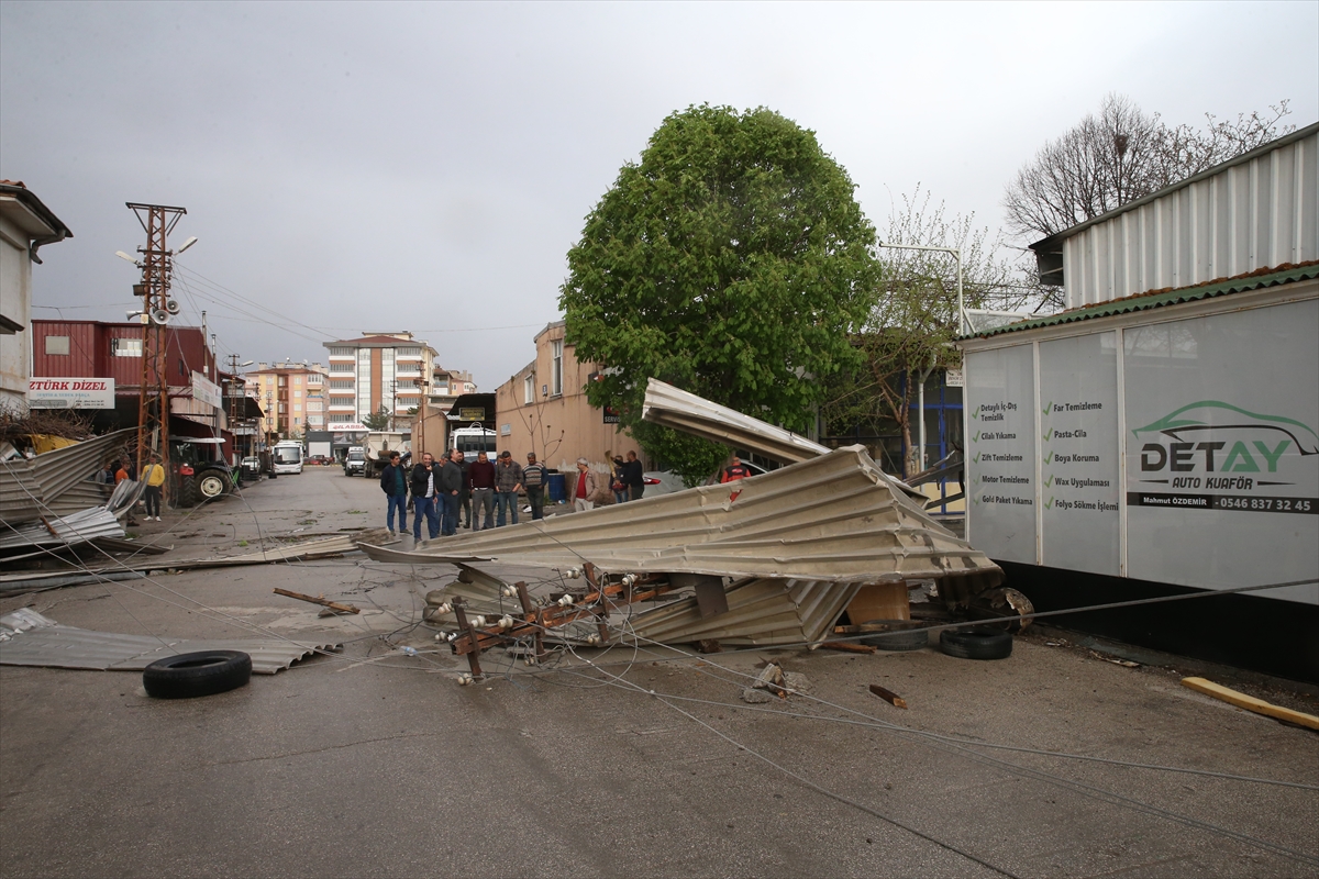 Tokat'ta etkili olan rüzgar çatıları uçurdu