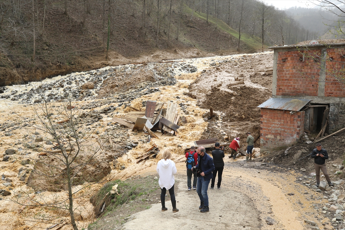 GÜNCELLEME – Trabzon'da heyelan sonucu 5 bina toprak altında kaldı