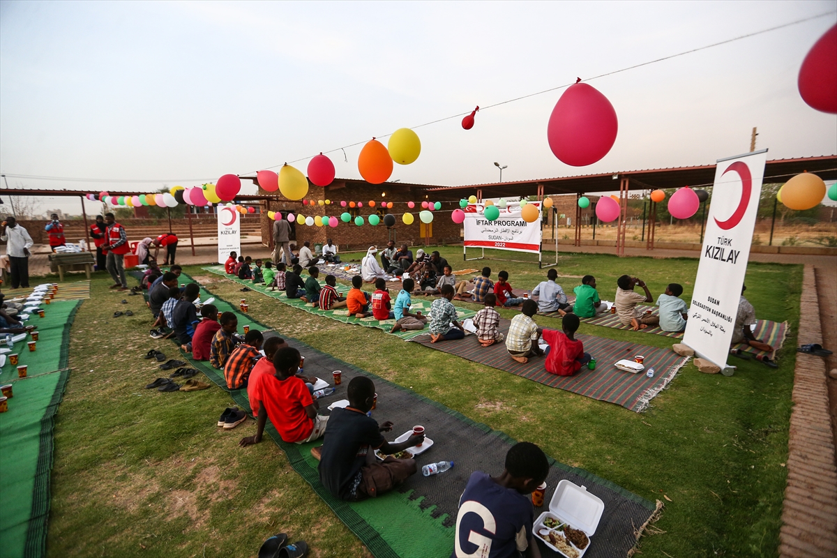 Türk Kızılay, Sudan'da yetimlere iftar programı düzenledi