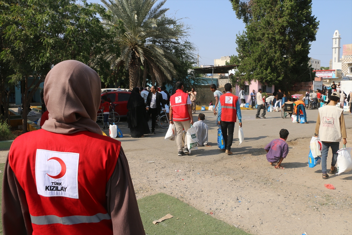 Türk Kızılay, Yemen'de yoksul aileler ile ihtiyaç sahibi engellilere 500 gıda kolisi dağıttı