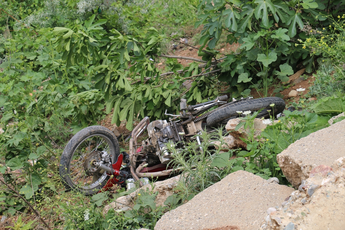 Adıyaman'da otomobilin çarptığı motosikletteki çocuk öldü, babası ağır yaralandı