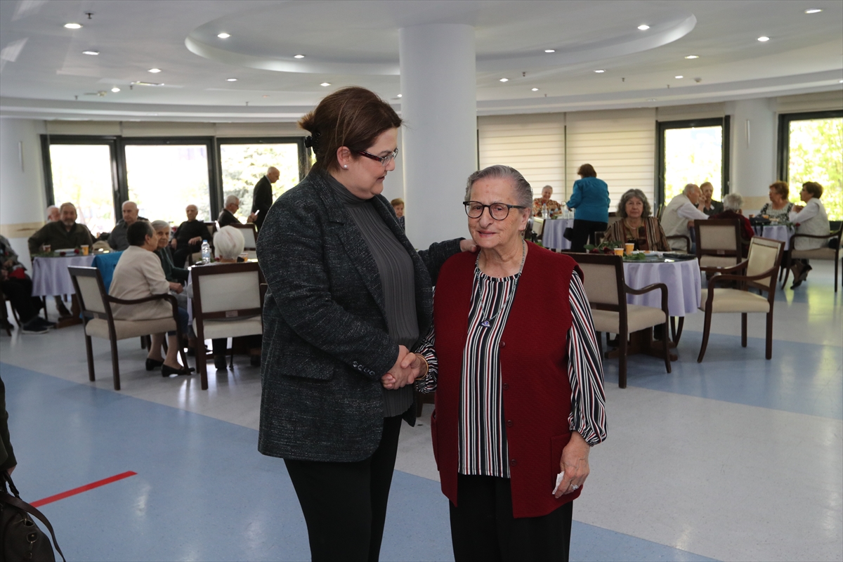 Aile ve Sosyal Hizmetler Bakanı Yanık, 15 Temmuz şehidi Özgür Gençer'in annesini ziyaret etti