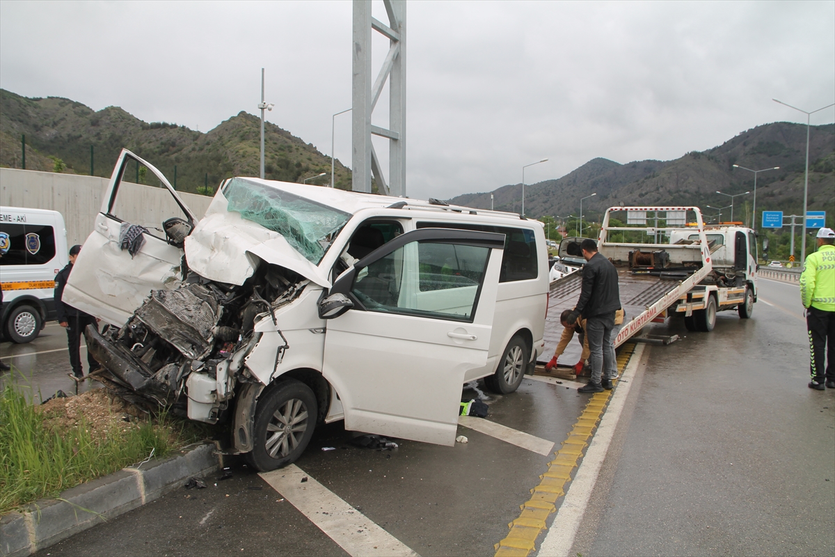 Amasya'da minibüs pikaba çarptı, 2 kişi öldü, 7 kişi yaralandı