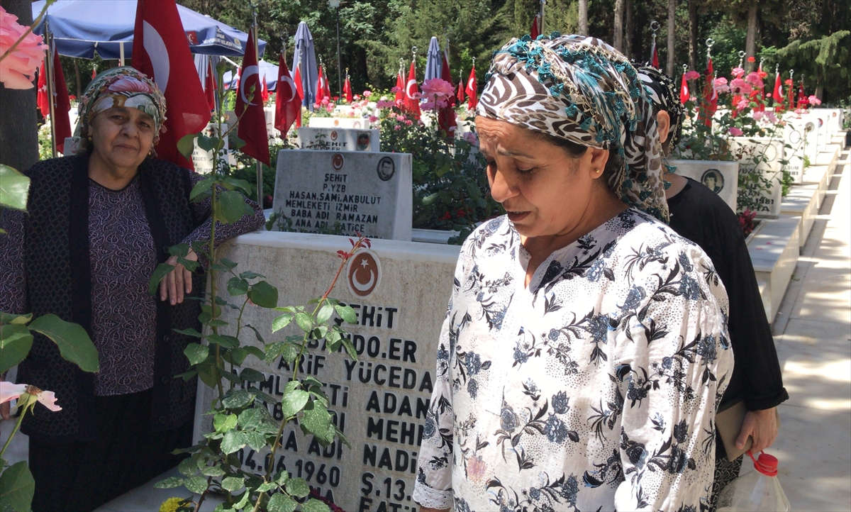 Anneler Günü'nde şehit er Yücedağ'ın kabrini bu yıl kız kardeşleri ziyaret etti