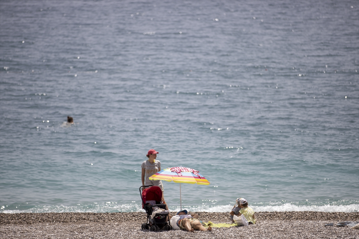 Antalya sahillerinde bayram hareketliliği yaşanıyor