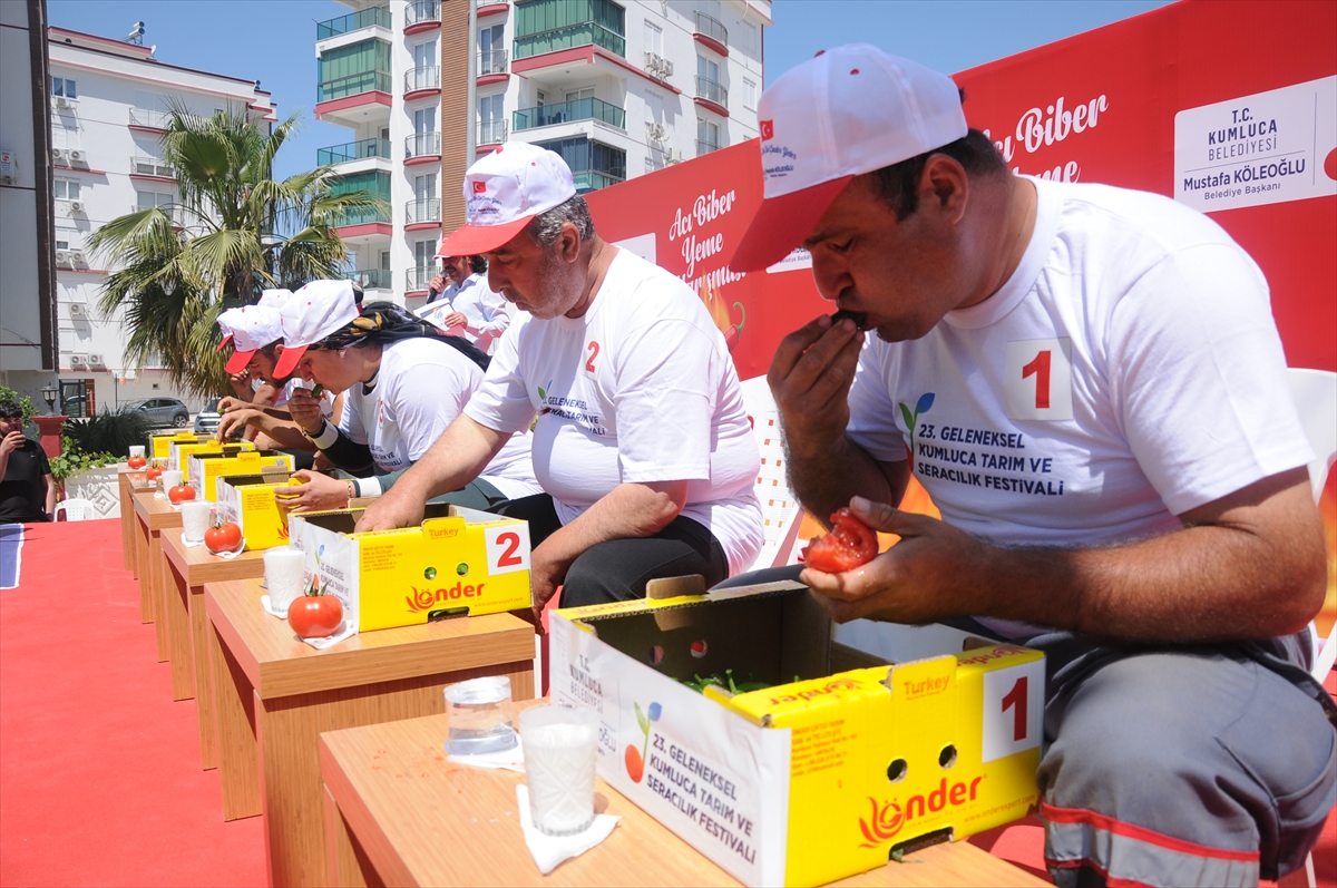 Antalya'daki festivalde 3 dakikada 285 gram acı biber yiyen kişi birinci oldu