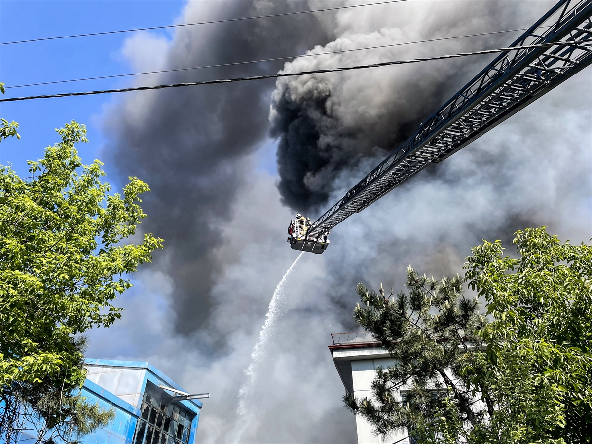 GÜNCELLEME – Arnavutköy'de 2 fabrikada yangın devam ediyor