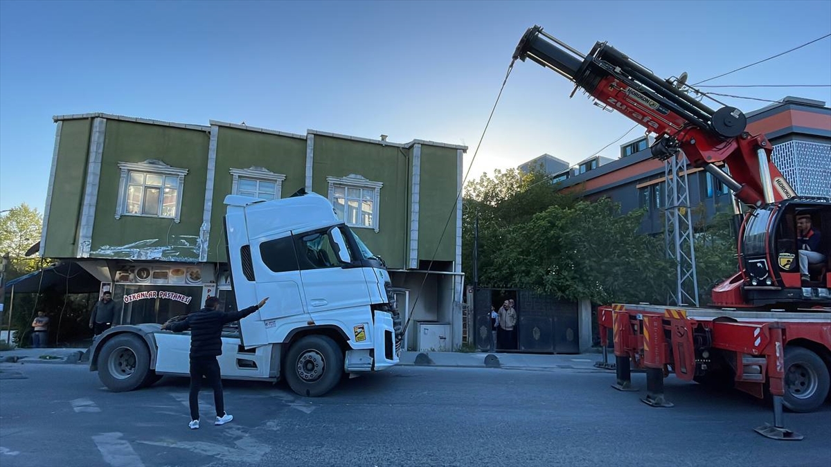 Arnavutköy'de seyir halindeki kamyon binaya çarptı