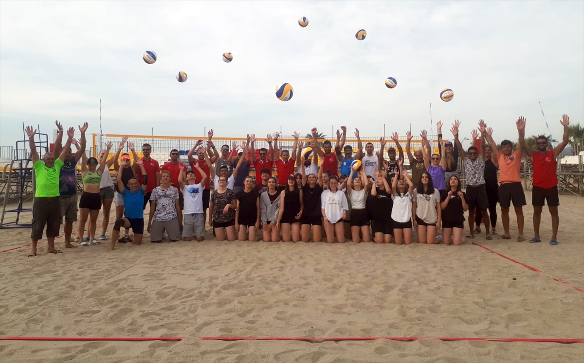 Aydın'ın Kuşadası ilçesinde plaj voleybolu semineri yapıldı