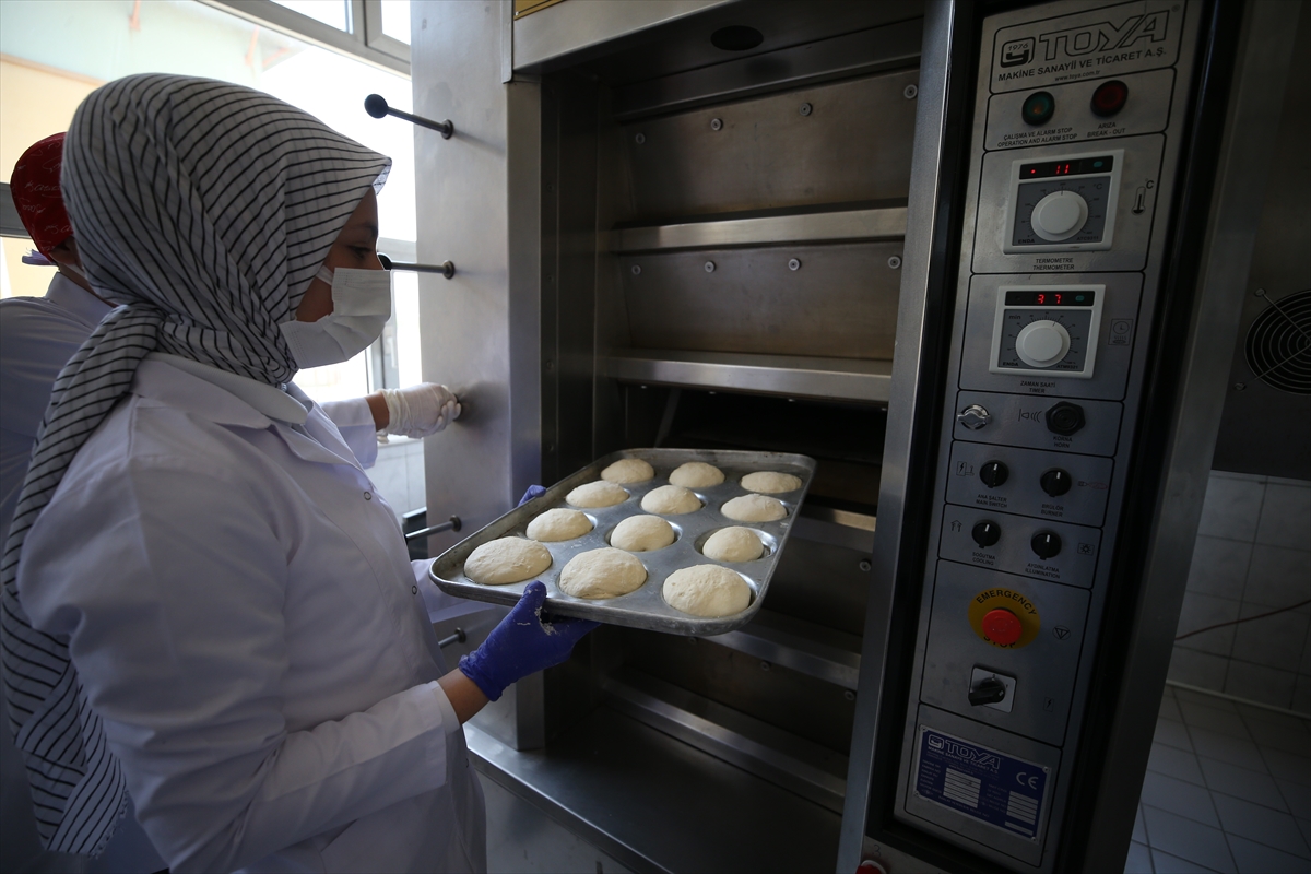 Balıkesir'de meslek lisesi öğrencileri gıda güvenliğini analiz yaparak öğreniyor