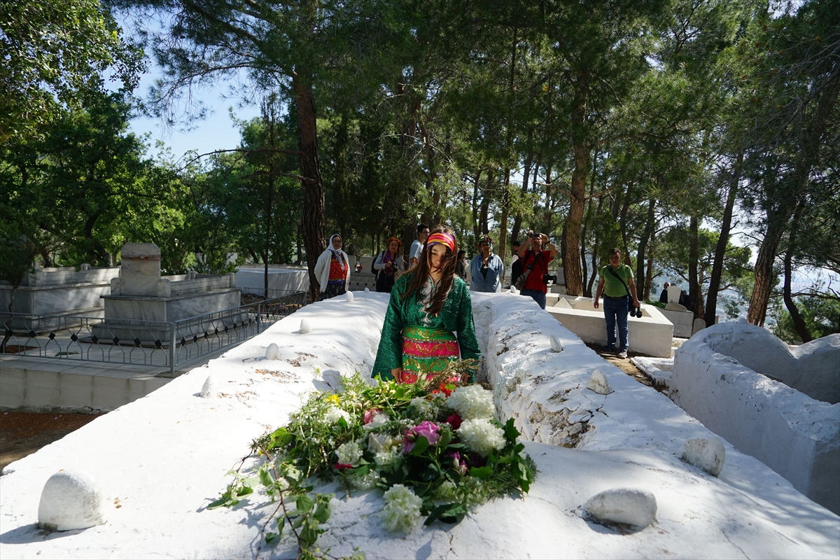 Balıkesir'deki Tahtacı Türkmenleri mezarlıkta Hıdırellez geleneğini yaşatıyor