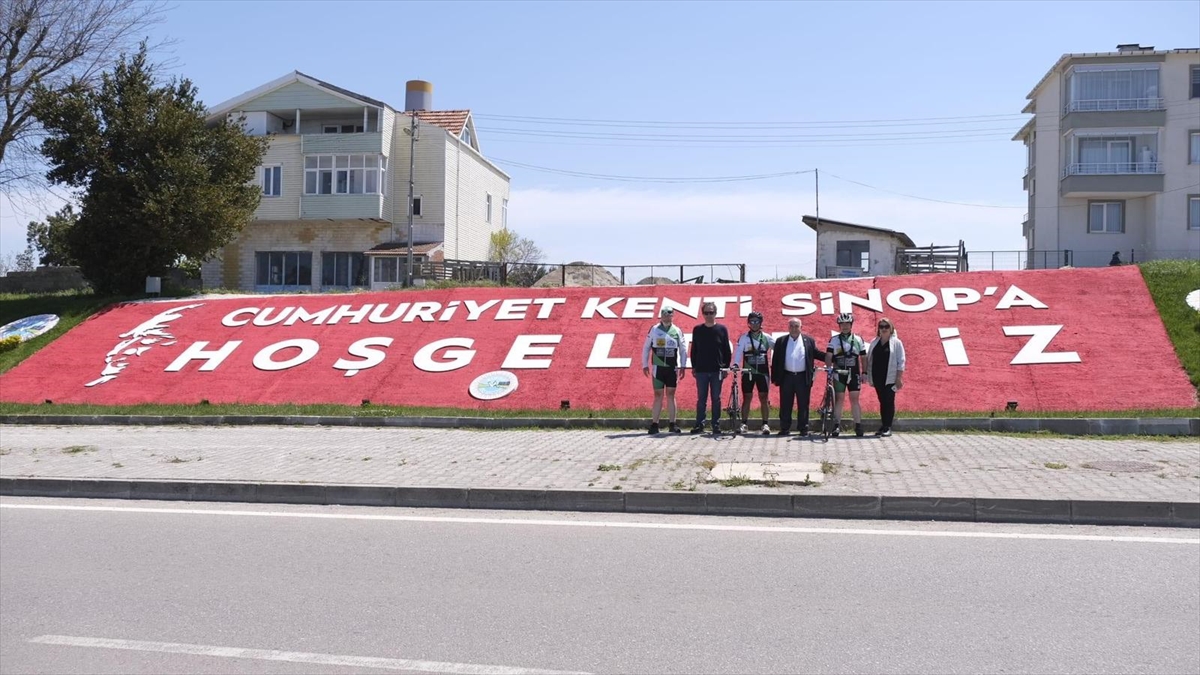 Bisikletçilerin Selanik'ten Samsun'a taşıdığı “Ata toprağı” Sinop'a ulaştı