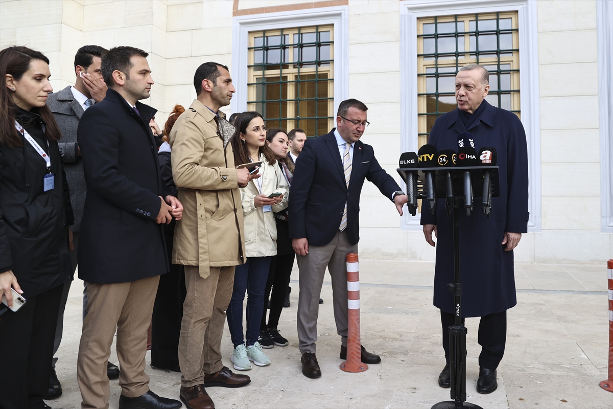 Cumhurbaşkanı Erdoğan, bayramı namazı sonrası soruları yanıtladı: